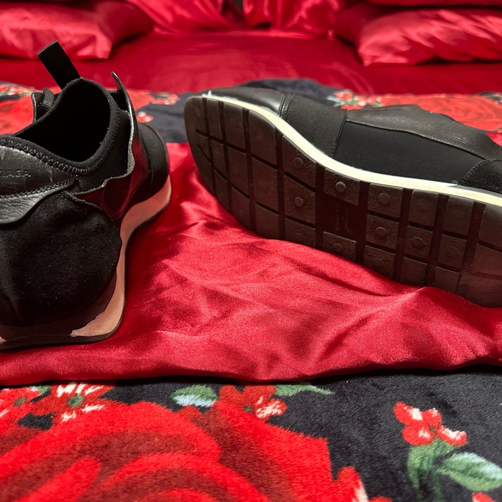 Black Low-Top Sneakers with Breathable Mesh - Picture 3 of 4